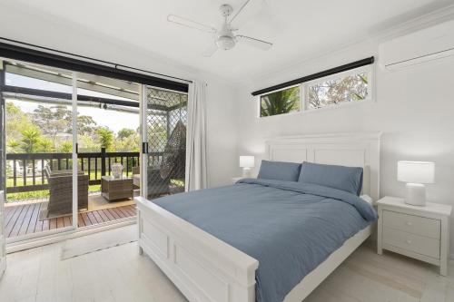 En eller flere senge i et værelse på Ohana Hale, Safety Beach