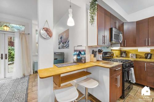 uma cozinha com armários de madeira e uma bancada em #Urban Elegance 3BR With Parking Near UC BART & Downtown em Berkeley