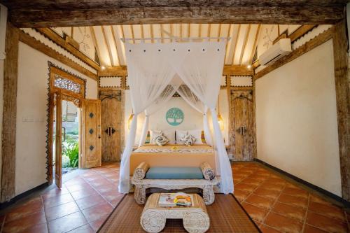 un dormitorio con una cama con dosel en Sacred Jewel by GenuineHost, en Payangan