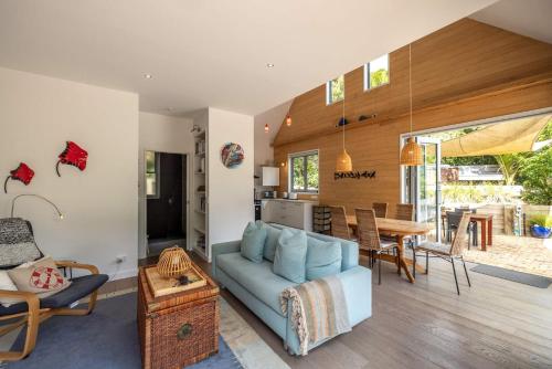 Η κουζίνα ή μικρή κουζίνα στο Boathouse Onetangi - Stay Waiheke