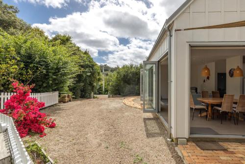 Κήπος έξω από το Boathouse Onetangi - Stay Waiheke