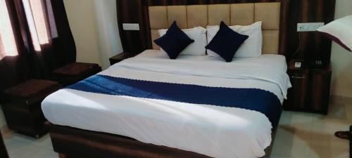 En eller flere senge i et værelse på Hotel Wisteria Haridwar