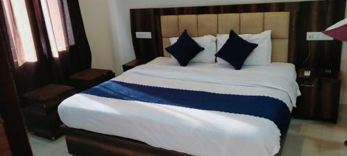 En eller flere senge i et værelse på Hotel Wisteria Haridwar