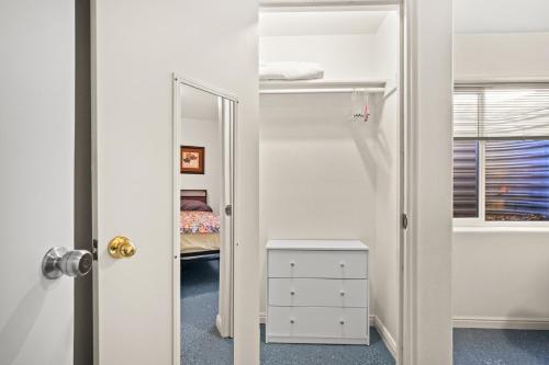 ein Schlafzimmer mit einem Spiegel und einem Schrank in der Unterkunft 3BR Home • Near Maverik Center & Valley Fair in West Valley City