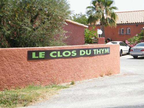 a brick wall with a sign that reads leos du hiny at CAMPING LE CLOS DU THYM in Argelès-sur-Mer