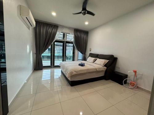 Un dormitorio con una cama y un ventilador de techo. en 峇株巴辖皇子城现代简约风格民宿, en Tongkang Pechah