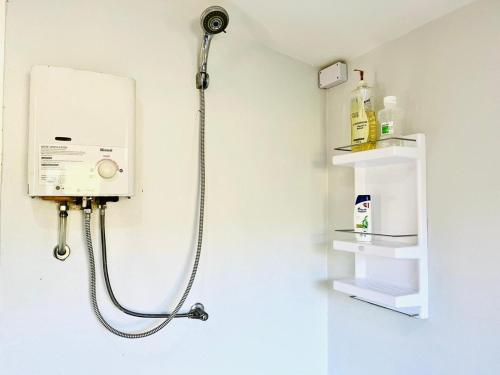 eine Dusche im weißen Bad mit Dusche in der Unterkunft Mountain view Villa Private Tropical Garden in Chiang Dao