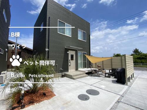 IchinomiyaにあるPleasure Point Ichinomiyaの前にテントがある黒い家