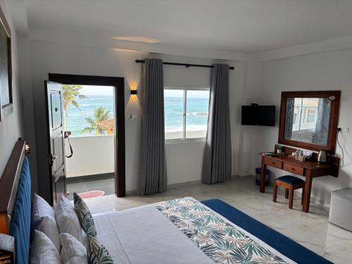 Una cama o camas en una habitación de Rock Fort Beach Resort