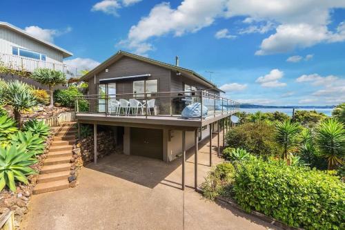 een luchtzicht op een huis met een balkon bij Sunset Sanctuary- Stay Waiheke in Omiha