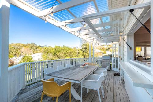 En balkon eller terrasse på Island Villa- Stay Waiheke