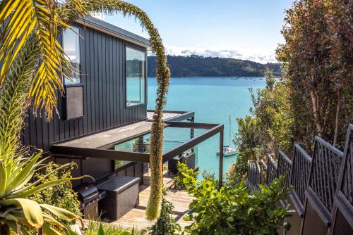 una casa con vista al agua en Moana Retreat - Stay Waiheke, en Putaki Bay
