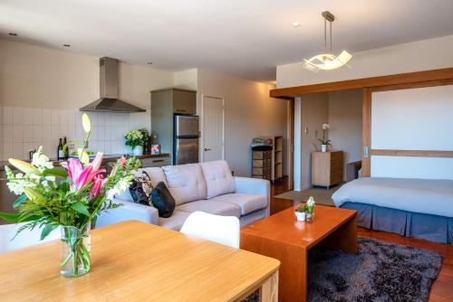 Kuchyň nebo kuchyňský kout v ubytování The Sands - Apartment 3 - Stay Waiheke