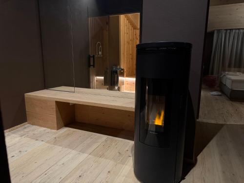 une cheminée en face d'une salle de bains avec un miroir dans l'établissement La Maison 35 - Bruneck - zentral gelegene Appartments, à Brunico