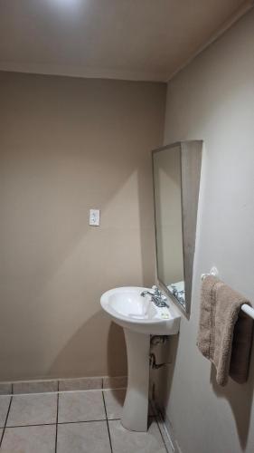 un baño con lavabo y espejo en Skyline Motel, en Las Vegas