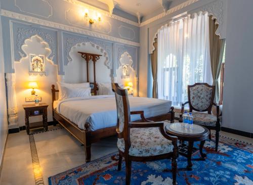 En eller flere senge i et værelse på Oladar Haveli- My Downtown Hotels