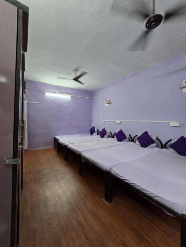 Postel nebo postele na pokoji v ubytování Livzo - Purple house