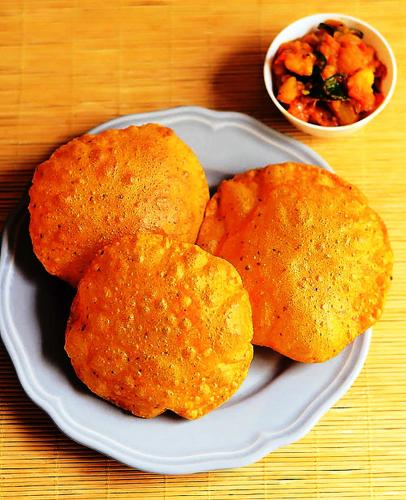 tres trozos de comida en un plato en una mesa en Hotel Black Diamond, Zirakpur, en Zirakpur