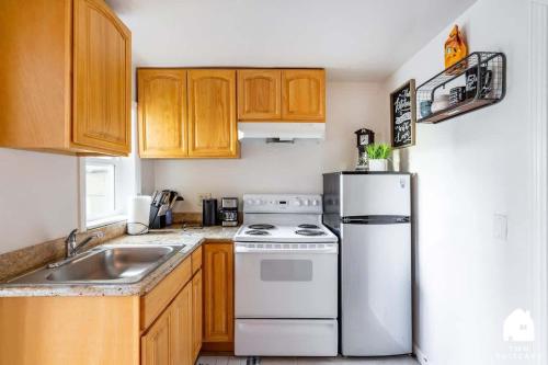 eine Küche mit einem weißen Kühlschrank und einer Spüle in der Unterkunft Cozy Charming Richmond 1BR Retreat in San Francisco