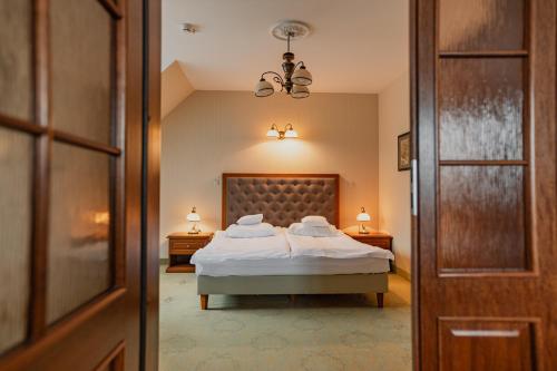 Ένα ή περισσότερα κρεβάτια σε δωμάτιο στο Hotel Pałac Poledno