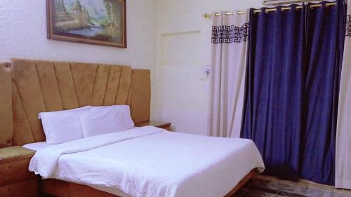 En eller flere senge i et værelse på Overseas Lodges