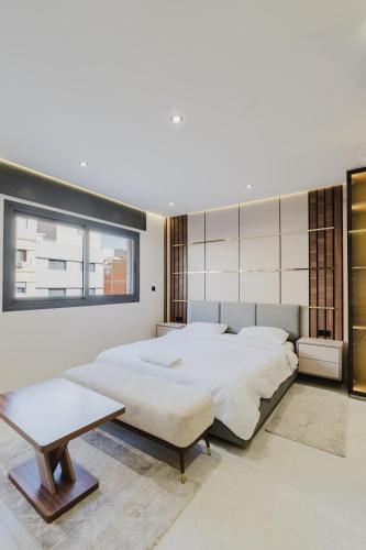 Un dormitorio con dos camas y una mesa. en Studio sky lux 94, en Tánger