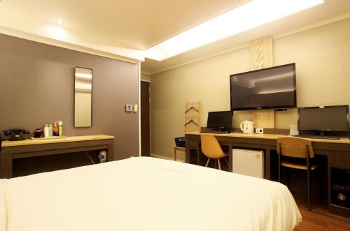 Et tv og/eller underholdning på Jeonju Jawoori Hotel