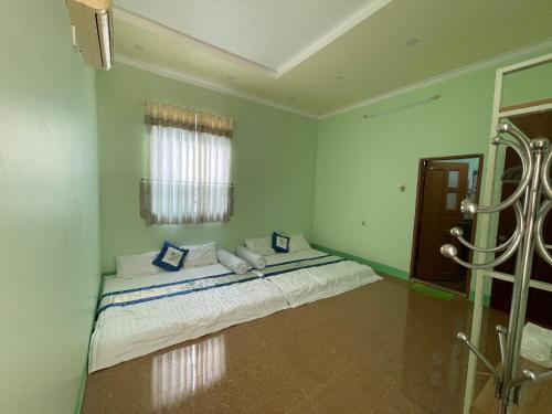 ein Schlafzimmer mit einem großen Bett in einem Zimmer in der Unterkunft Như Ba Farmstay in Kon Rung (1)