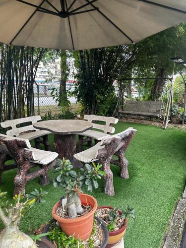 Un jardín fuera de Cosy Spacious Private Room with Ensuite Bath Near LRT Station