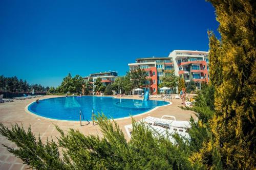 una gran piscina frente a un edificio en GT Green Fort Beach Apartments, en Sunny Beach