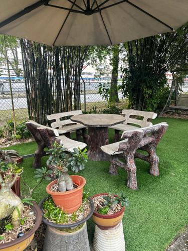 Un jardín fuera de Cosy Spacious Private Room with Ensuite Bath Near LRT Station