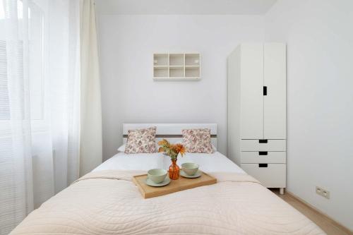 Ένα ή περισσότερα κρεβάτια σε δωμάτιο στο Spacious Apartment with Underground Parking and Terrace by Noclegi Renters