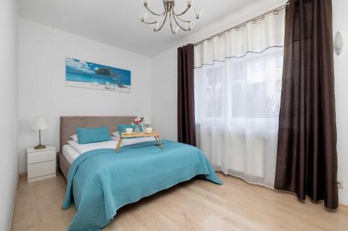 Ένα ή περισσότερα κρεβάτια σε δωμάτιο στο Spacious Apartment with Underground Parking and Terrace by Noclegi Renters