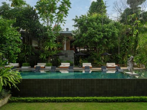 una piscina con sedie a sdraio e un resort di Wanasekar Resort a Beran-kidul