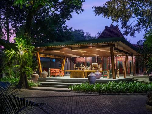 un padiglione con tavolo e sedie in giardino di Wanasekar Resort a Beran-kidul