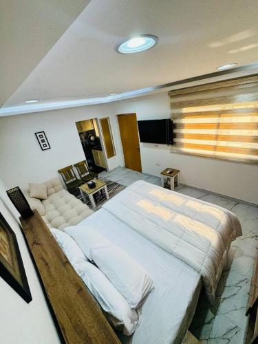 Cozy Private Studio with Garden Al Manhal, Abu Dhabi-5 في أبوظبي: غرفة نوم بها سرير كبير وأريكة