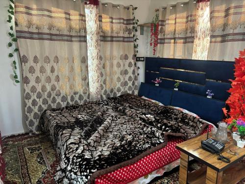 Postel nebo postele na pokoji v ubytování Pine Guest House sawan tangmarg