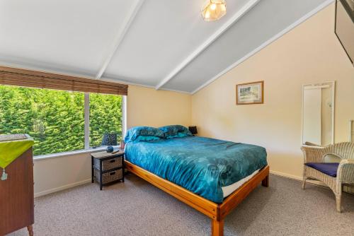 Postel nebo postele na pokoji v ubytování Trailside Escape - Lake Taupo Holiday Home