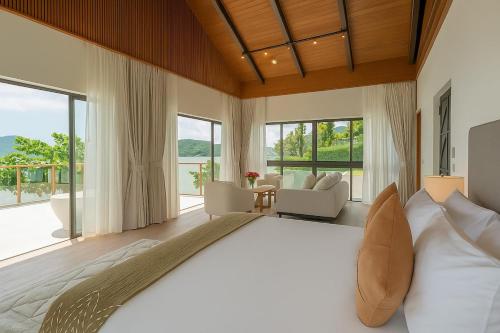 1 dormitorio grande con 1 cama grande y sala de estar en The Summerland Panwa Beachfront 6BR Breakfast included, en Ban Ao Makham