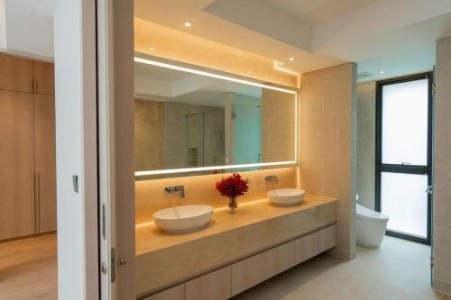 Un baño con dos lavabos y un espejo grande. en The Summerland Panwa Beachfront 6BR Breakfast included, en Ban Ao Makham
