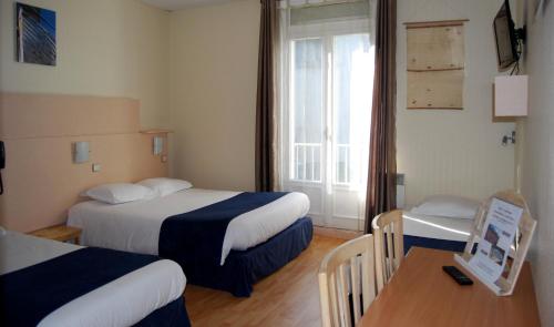 Llit o llits en una habitació de Le Bretagne - Hôtel Spa & Sauna