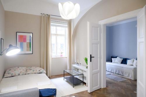 Old Town - 2BR - Living Room - Sleeps 8 - Metro 1 minute - Newly renovated