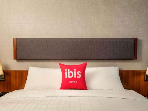 Giường trong phòng chung tại Ibis Ambassador Myeongdong