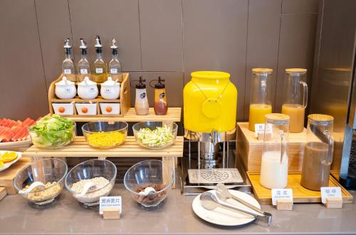 un comptoir de cuisine avec des bols de nourriture et un mixeur dans l'établissement Hanting Hotel Shanghai Jiaotong University Jiangchuan Road Subway Station 2, à Shanghai