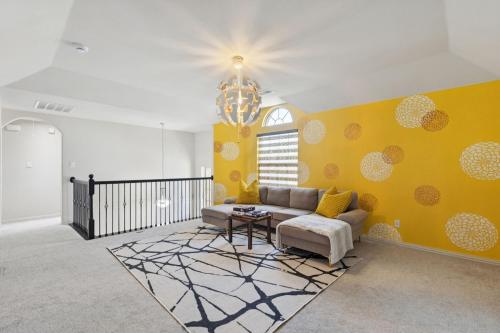 صورة لـ Modern 6BR Luxury Villa - Theater, Games, Peloton & EV في ماككيني