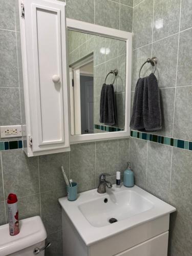 Phòng tắm tại Crane Beach Newley Built Condo Steps From Beach