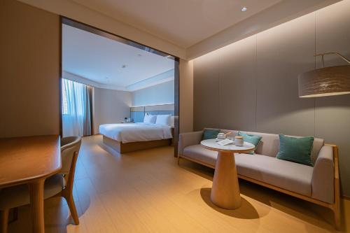 Giường trong phòng chung tại JI Hotel Chengdu 339 TV Tower Center