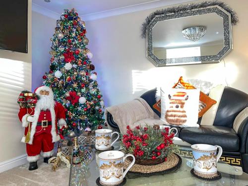 Royal Border Retreat في بيرويك أبون تويد: شجرة عيد الميلاد مع بابا نويل في غرفة المعيشة