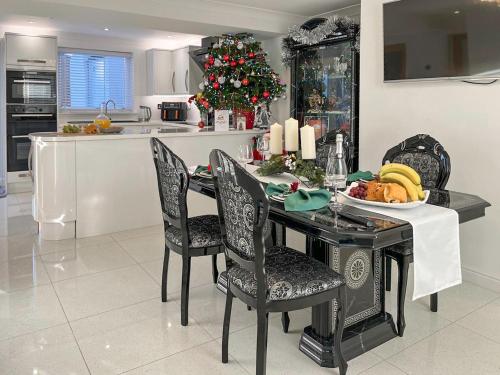 Royal Border Retreat في بيرويك أبون تويد: مطبخ به طاولة وكراسي وشجرة عيد الميلاد