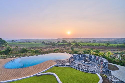 Πισίνα στο ή κοντά στο SaffronStays Ashfield - 5BHK Eco-Farmhouse with Pools, Jacuzzi, Lawn & Games Room